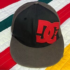 Vintage DC Shoes streetwear y2k Black Red Logo Flexfit Hat S-M